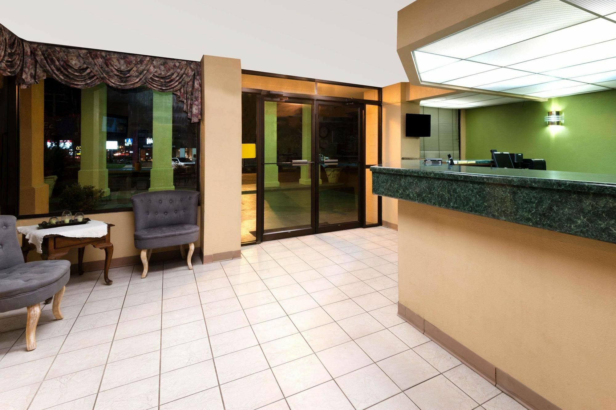Baymont By Wyndham Troy Exterior foto